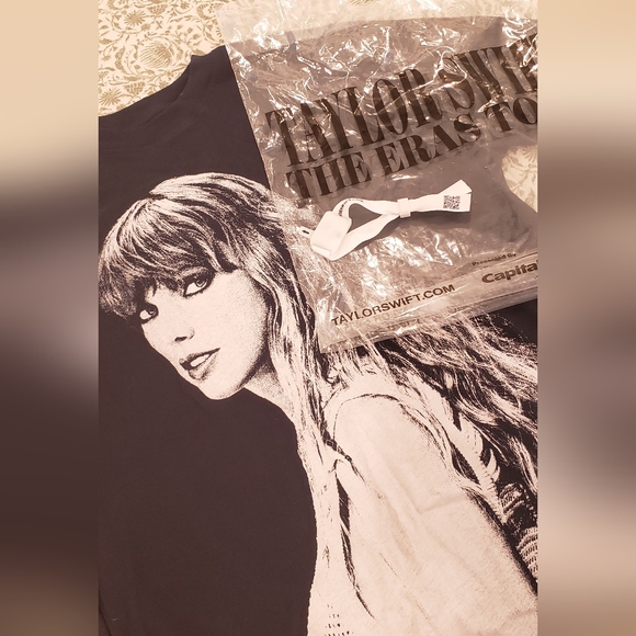 Taylor Swift The Eras Tour Long Sleeve Tshirt Bag Bracelet Bundle Size Small - Picture 8 of 8